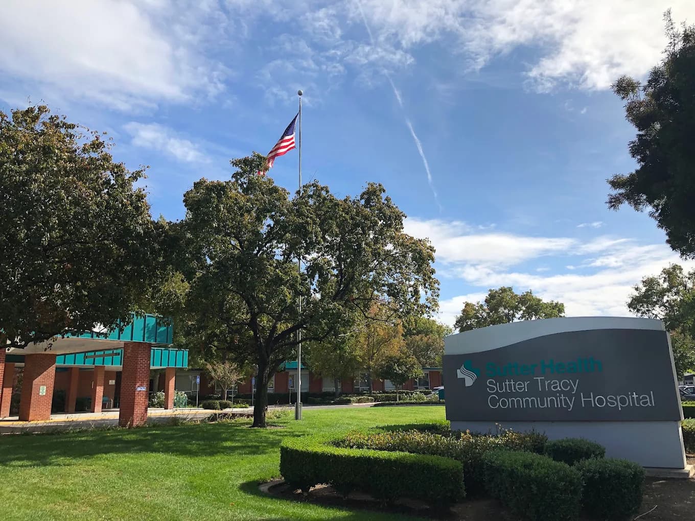 Sutter Tracy Community Hosptial. Photograph from Google Reviews.